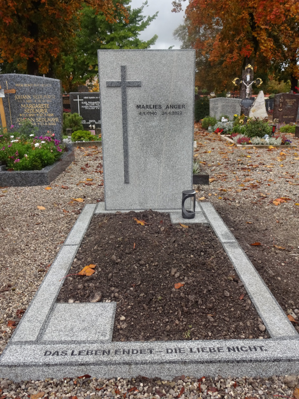 Foto: Grabmal (Fürstensteiner Diorit)
